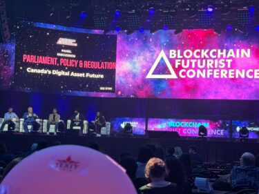 Blockchain Futurist Conference 2026-ის მთავარი სცენა დიდი ეკრანით, სადაც მიმდინარეობს პანელური დისკუსია თემაზე "Parliament, Policy & Regulation", ტორონტო.
