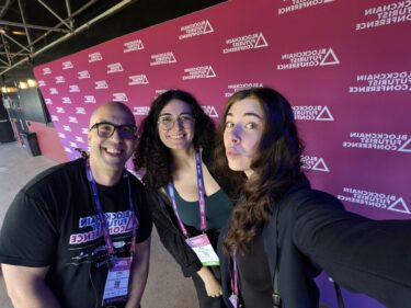 CryptoNews.Ge-ს გუნდი Blockchain Futurist Conference 2026-ის ოფიციალურ, ვარდისფერ ფონთან, ტორონტოში.