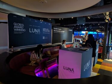 Luna Public Relations-ის საგამოფენო სტენდი და სამუშაო სივრცე Blockchain Futurist Conference 2026-ზე.